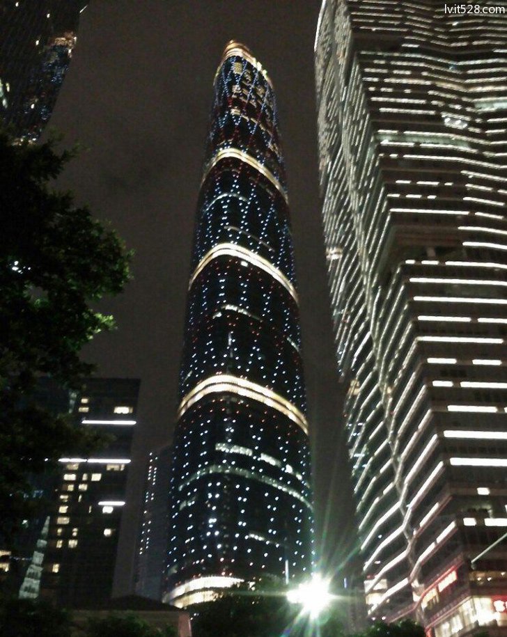 广州国际金融中心西塔夜景