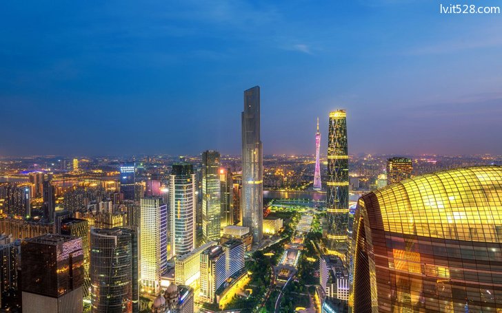 花城广场东塔西塔同框夜景